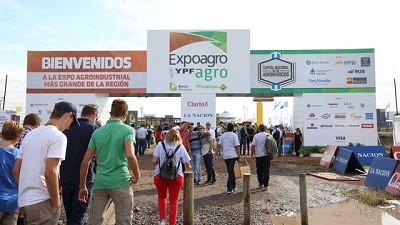 Ni la lluvia los para: gran cantidad de visitantes en la Capital Nacional de los Agronegocios