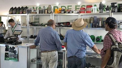 Las empresas atienden a clientes y proveedores con pautas especiales