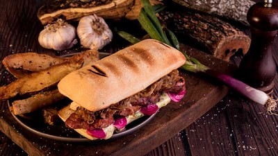 Abrió el martes restaurante de carnes ahumadas y ya agotó reservas hasta el lunes