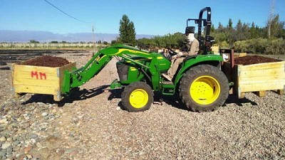 Omar Martin facilita la cosecha de cultivos regionales con el cargador de bins 107B