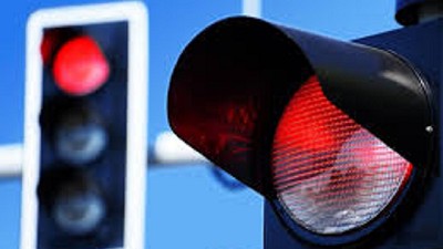 Alberto dormido se llevó puestos 5 semáforos rojos; por Ricardo Bindi