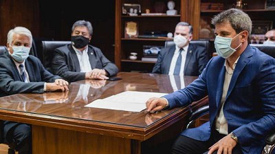 El Gobierno de San Juan y el RENATRE firmaron un convenio para asegurar el traslado de los trabajadores migrantes en las cosechas