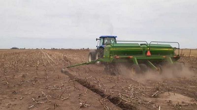 Llovió, pero solo pudo sembrarse 500 mil ha con soja