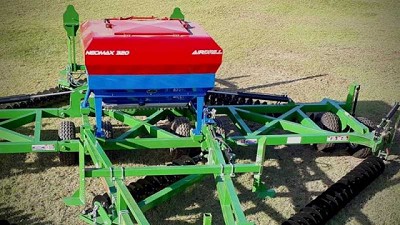 Víctor Juri presentó las tolvas fertilizadoras Neomax