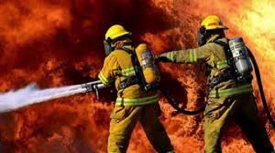 En todo incendio hay bomberos, espectadores y muchos chorros; por Ricardo Bindi