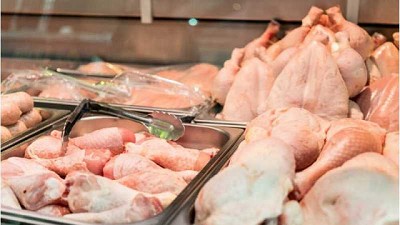 Bajó la producción y la exportación de pollos, pero sigue firme el consumo