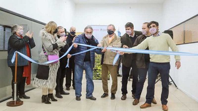 Una foto que explica la eterna crisis argentina: celebran la apertura de una nueva oficina estatal en Rosario
