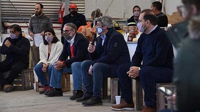 Rodríguez y Basterra participaron de la entrega de maquinaria a productores