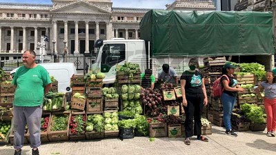 Verdurazo frente al Congreso: productores exigen una Ley de acceso a la Tierra