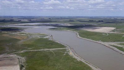 Kicillof recorrió las obras del Río Salado y se reunió con productores locales