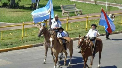 Más de 1300 jinetes desfilaron por las calles de Federal en el día de la 26° Fiesta del hombre de campo