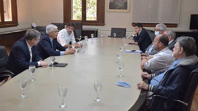 Julián Domínguez firmó convenios con intendentes de Buenos Aires y Entre Ríos para la mejora de caminos rurales