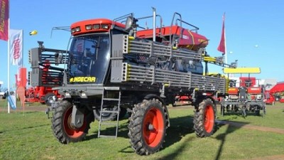 Indecar presentó la distribuidora neumática Phantom