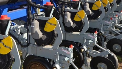 Víctor Juri le pone el cuerpo a la siembra