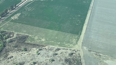 Productor y contratistas impulsados por un dron