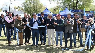 Javier Rodríguez dialogó con productores ganaderos en la apertura de la Expo Nacional Angus de primavera