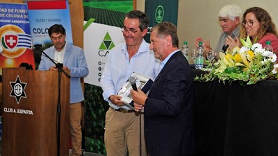 El presidente de CONINAGRO junto a Luis La Calle Pou en un encuentro cooperativo en Uruguay