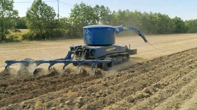 El tractor robot eléctrico que se enchufa a un cable de… ¡¡¡1.500 metros!!!