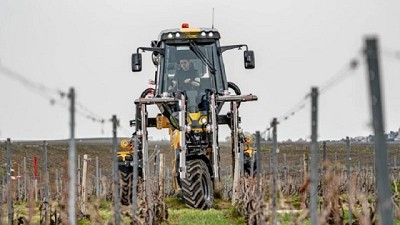 El tractor triciclo que entra en hileras súper estrechas