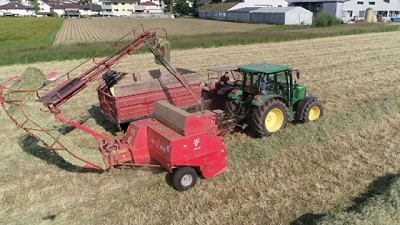 En Suiza, armaron una enfardadora con “descarga aérea”