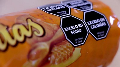 El etiquetado frontal advierte sobre los excesos de nutrientes críticos en alimentos y bebidas