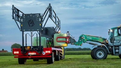 El estibador de rollos que opera con paredes móviles