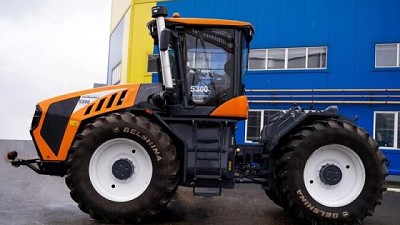 El fabricante bielorruso que da pelea en tractores pesados