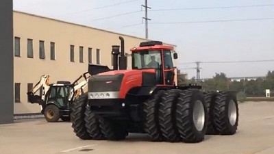 El impactante tractor chino articulado: 400 CV y 12 ruedas