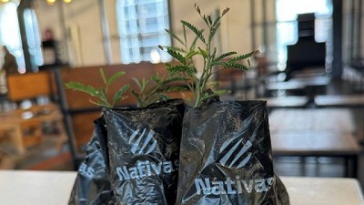 Nativas entregó 1000 plantines de algarrobo durante el Congreso de Aapresid