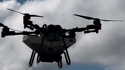 ¿El drone pulveriza más como un avión o como un terrestre?