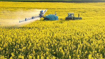 Sturzenegger pisa el acelerador: menos trabas, más agilidad en fitosanitarios, en conjunto con SENASA