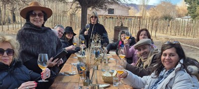 Una sanjuanina promociona las bodegas de Calingasta con viajes desde Mendoza