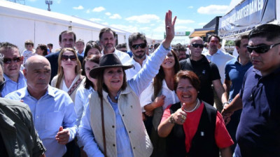 Patricia Bullrich subió el voltaje político de la muestra, acompañada por legisladores libertarios